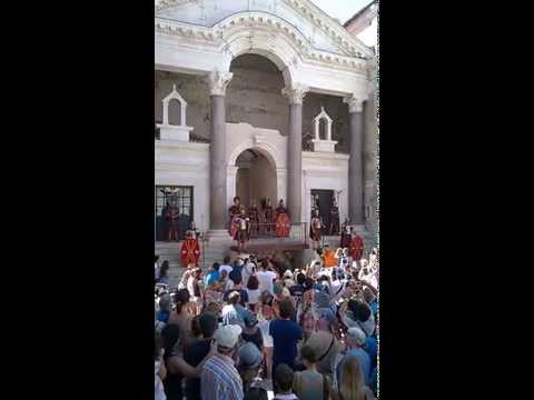 Diocletian's salute to his guests every day at noon at Peristil square!