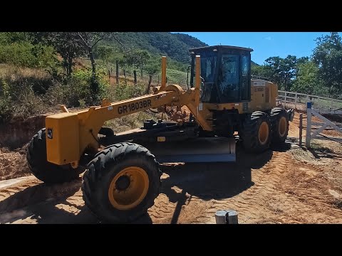Motoniveladora trabalhando numa estrada na zona rural de São José de piranhas-PB 