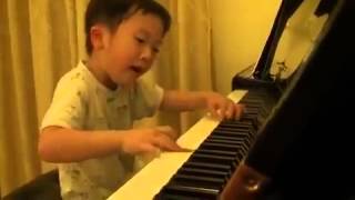 Criança chinesa de 5 anos tocando piano genial