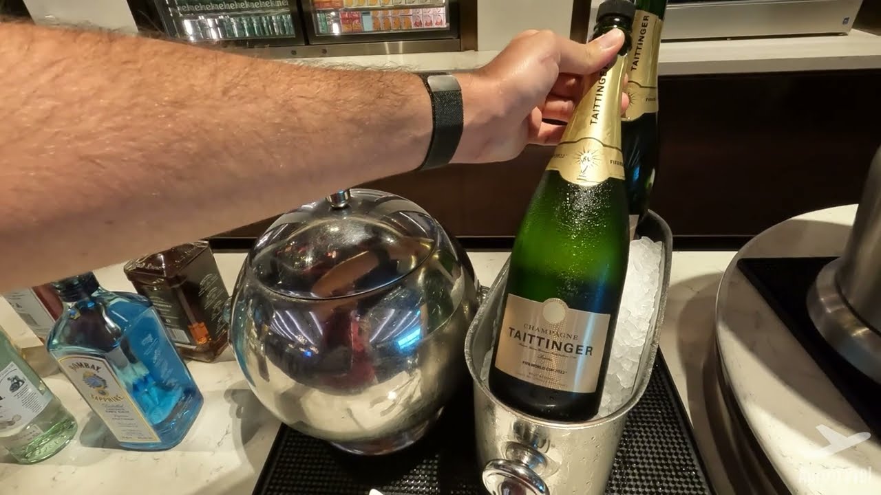 Singapore Airlines SilverKris Business Class Lounge thumbnail