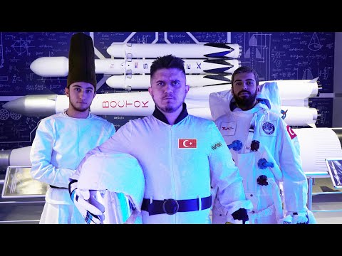 UZAY ÜSSÜNDE GİZLİCE BİR GECE - Rokete bindim