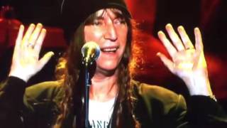 Patti Smith sings " Because the Night" on Springsteen Tribute