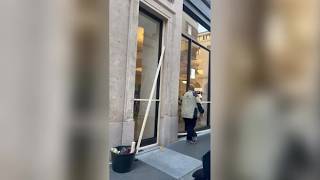 A Torino, nell'Apple store di via Roma operai a lavoro per proteggere le vetrine in vista del cor...