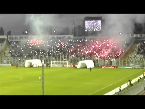 "Impresionante recibimiento de ColoColo de Chile contra I. Del valle de Ecuador" Barra: Garra Blanca &bull; Club: Colo-Colo