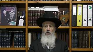 הרב אברהם יוסף שליט"א איך פוסעים שלוש פסיעות לאחור בסיום התפילה