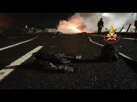 Autostrada, tra Caianello e Capua: incidente tra mezzo pesante e cisterna che esplode. Crateri e