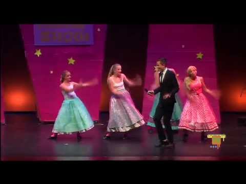 24/10/14 – El Musical “Don’t Touch my Hairspray” llenó de baile y soul l’Auditori de La Nucía