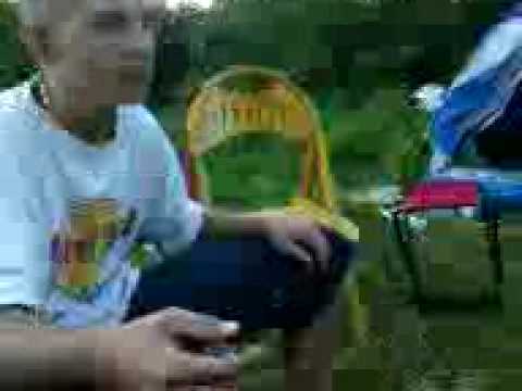 Heuschrecken grillen und essen beim zelten