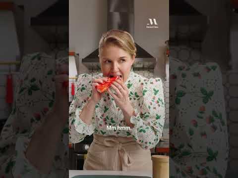 Yes, we asked Jeni Britton to try the fruit roll x ice cream trend. (Wait for the crunch) 🤯