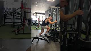 HIGH STEP UP EN POLEA ÉNFASIS EN CUÁDRICEPS