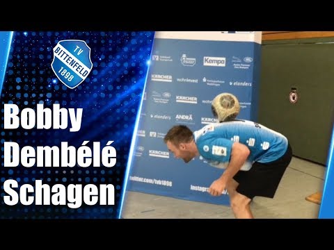 TVB Rechtsaußen Bobby Schagen zeigt Demélé wie es geht