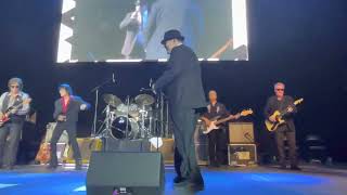 The Blues Brothers (Dan Aykroyd &amp; Jim Belushi) performing Hey Bartender!
