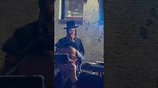 יראה אל עבדיך פעליך - יציקת השמן בהדלקה לכבוד התנא האלוקי באומן