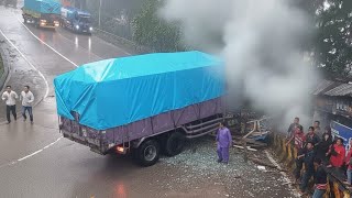 Download lagu PETAKA JALAN LICIN‼️Menit Menit M3ng3rikan Di Tanjakan Sitinjau Lauik,Heboh Konvoi Truk Asal Lampung mp3