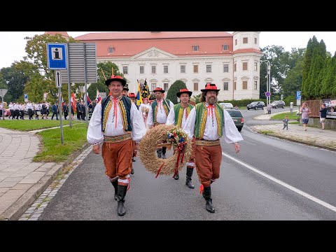 Panímámo zlatá, otvírejte vrata, neseme vám věnec ze samého zlata