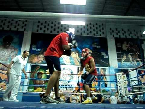 DANIEL LARREA BOXEANDO