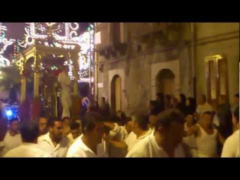 Fedeli e Carabinieri in corsa con il Santo