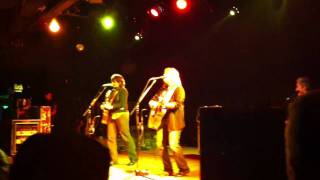 Indigo Girls - Love Of Our Lives [Toad&#39;s Place].MOV