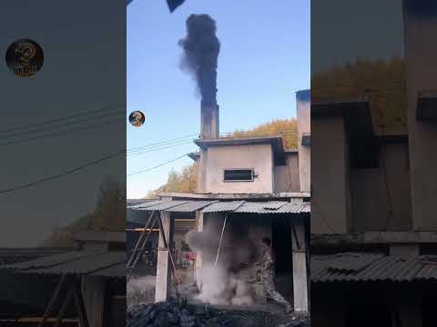 This is how dangerously Chinese clean their chimneys!