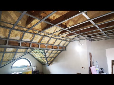 Zabudowa poddasza, czyli stelaż krzyżowy na skosie.