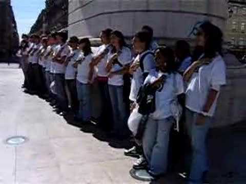 Alunos do ISEGI a cantar o hino