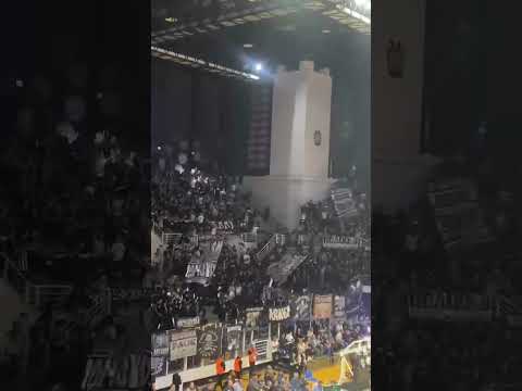 Η Τσαρουχα με φόρμα ριγέ: Το σύνθημα των οπαδών του ΠΑΟΚ