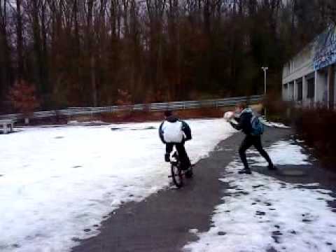 Schneeball Fahrradunfall