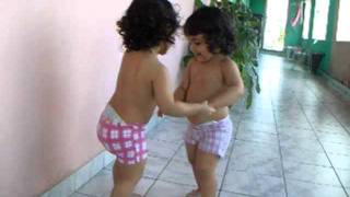 gêmeas Isis e Anita brincando de roda "atirei o pau no gato"