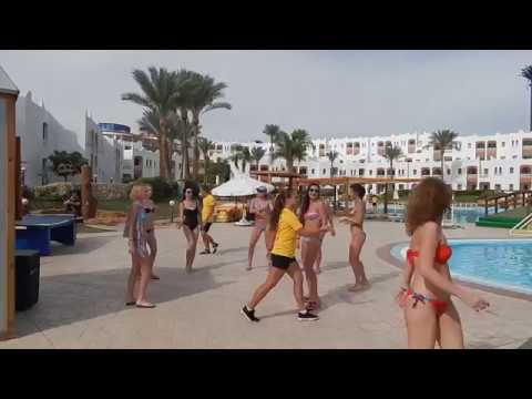 Танцы возле бассейна