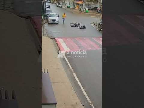 MOTOCICLISTA CAI APÓS COLIDIR COM PORTA DE CARRO EM LAJINHA-MG