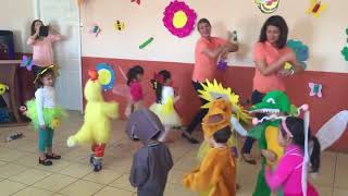 El cocodrilo Dante camina hacia adelante (el baile de los animales)