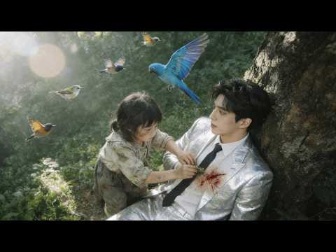 Une fillette abandonnée aux pouvoirs sauve le CEO; il la ramène chez lui et la chérit.