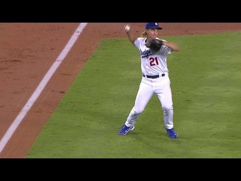 SD@LAD: Greinke gets a tough out on a slow dribbler