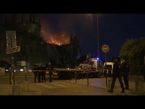 شاهد النيران تلتهم مبان ونفائس وكنوز لكاتدرائية نوتردام …
