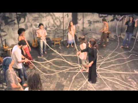 Oswaldo Montenegro e Zé Ramalho cantam "Anjos e Demônios".Crítica consagra filme "Léo e Bia"