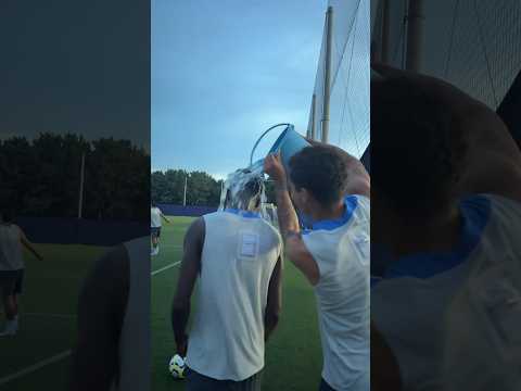 😂 Brennan Johnson pranks Spurs star Pape Matar Sarr with ice water 🥶 Tottenham Hotspur in Japan