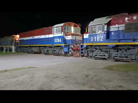 Gt-22 (9102)+ Gaia (5284) con un Tren Cargado de N.C.A a su paso por "Beltrán" en plena madrugada 🚂🌃