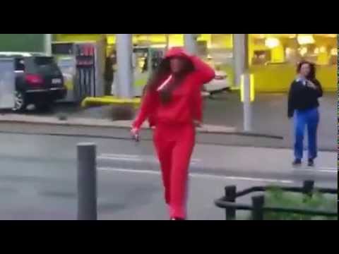 SCHWESTA EWA PRÜGELT “FARID BANG FAN” DAS TELEFON AUS DER HAND