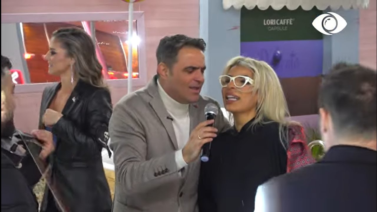 Një surprizë i pret banorët në oborr, Valbona Mema ‘ndez’ atmosferën