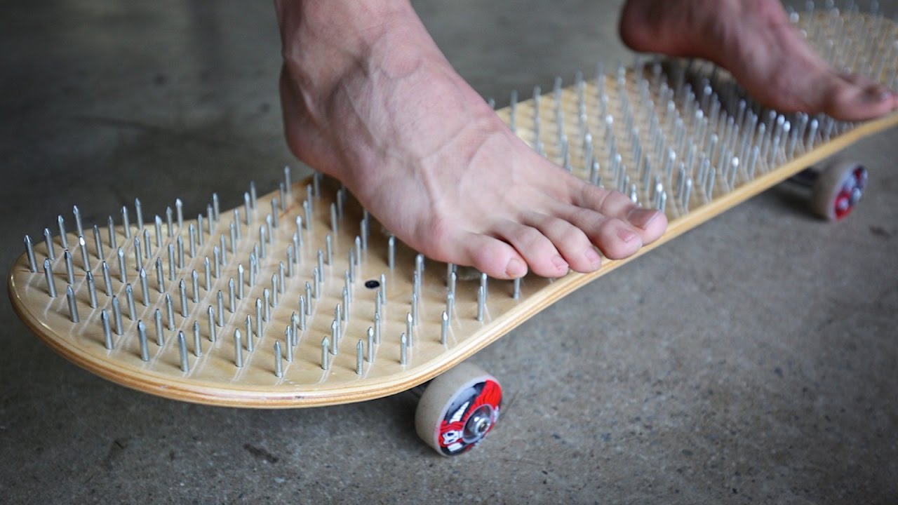 Braille patina un skate con una 'lija de clavos'