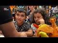 Pokémongekte bij winkel in Overvecht: lange rijen en ramen vol vingerafdrukken [RTV Utrecht]