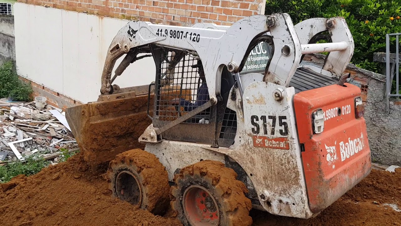 Remoção de Terra com Bobcat em Curitiba. Locações 41 99972-7001