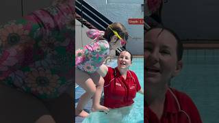 Download lagu Bayi Berenang Melompat dan Kembali ke Tepi Kolam #renang #kolamrenang #berenang #cipratan #belaja... mp3