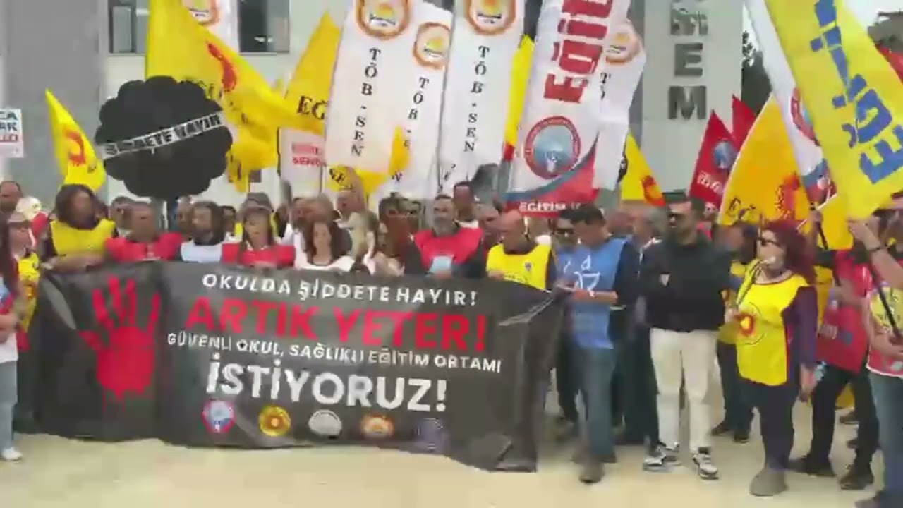 YASIMIZ VE ÖFKEMİZLE HATAY İL MİLLİ EĞİTİM MÜDÜRLÜĞÜ ÖNÜNE SİYAH ÇELENK BIRAKTIK!