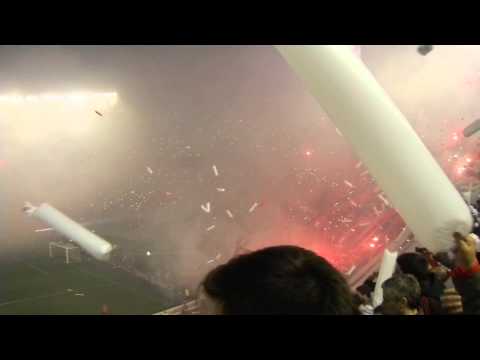 "River Plate vs. Tigres - Final Copa Libertadores 2015 - Recibimiento" Barra: Los Borrachos del Tablón • Club: River Plate