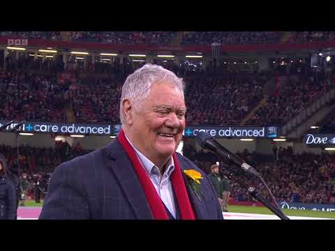 Singing with Max Boyce at the 6 Nations - Wales v France