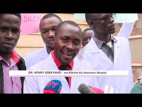 Abayizi abasoma obusawo 5 babakutte lwa kwekalakaasa