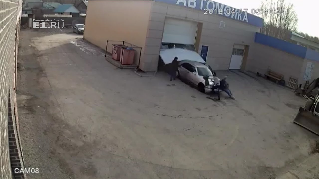 Женщина погибла в ДТП на автомойке в Березовском