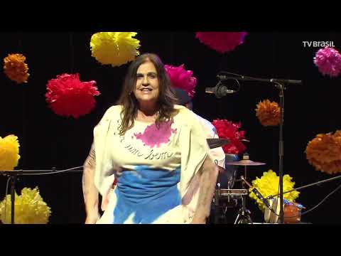 Bia Bedran canta  "A ciranda do anel" no Música Animada