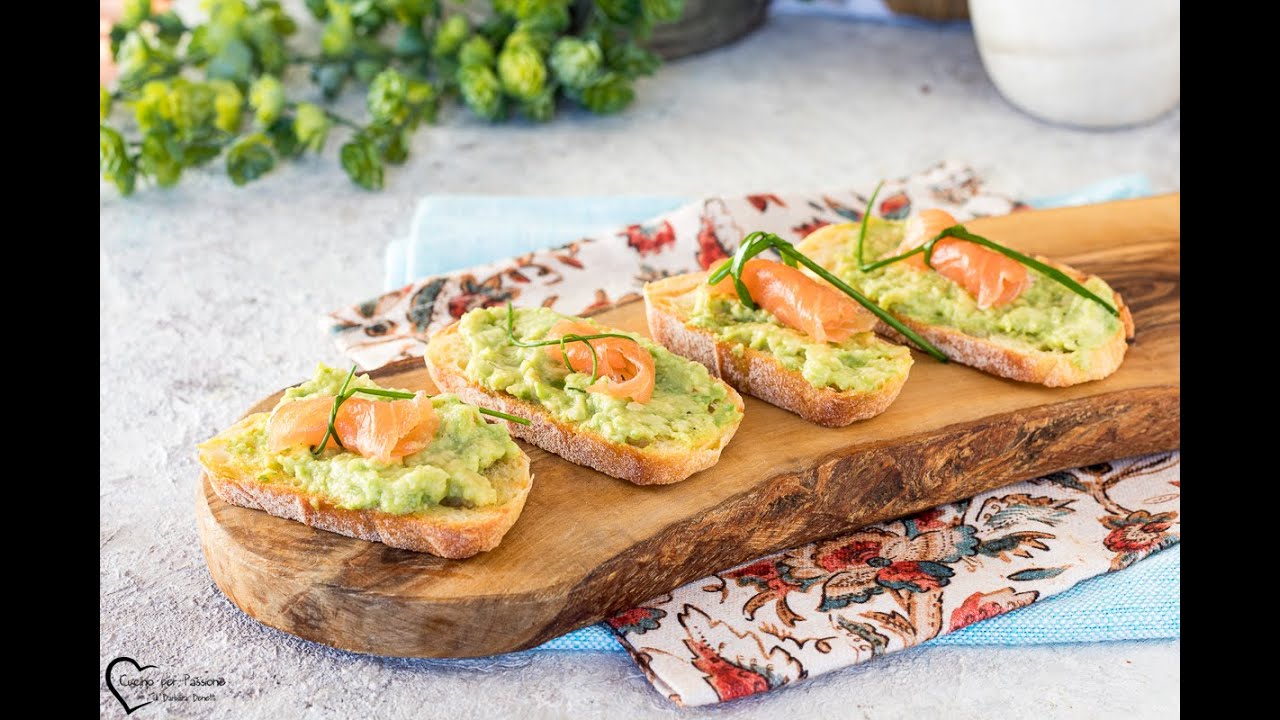CROSTINI CON SALMONE E AVOCADO